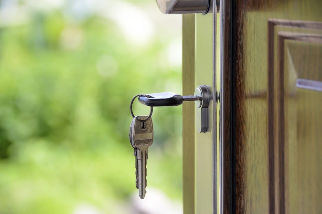 clé dans la serrure d'une porte d'entrée